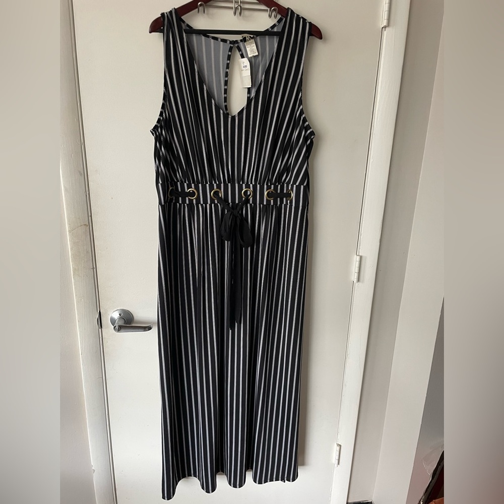 Long dress, ribbon bow tie waist, V neck